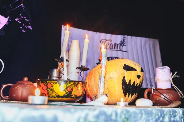 Kaarsen Pompoen Met Apparaten Voor Thee Drinken Tafel Tijdens Halloween — Stockfoto