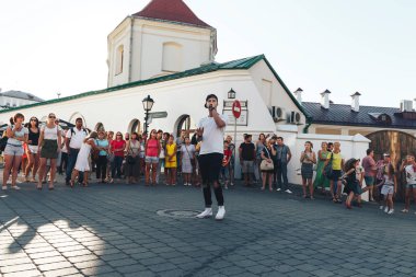 4 Ağustos 2018 - Minsk, Beyaz Rusya: Sokak şenlikleri akşam şehirde. adamla grup Caddesi üzerinde insan önünde mikrofon şarkı söylemek