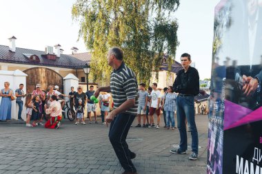 4 Ağustos 2018 - Minsk, Beyaz Rusya: Sokak şenlikleri akşam şehirde. adam grup Caddesi üzerinde insan önünde performans yapıyor topları ile