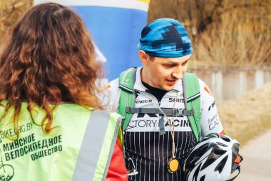 15 Nisan 2018, Krevo, Beyaz Rusya: Böcek Krevo, iz kadın vererek madalya mutlu bisikletçi için yarışın bitiş çizgisinde geldi