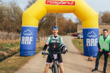 15 Nisan 2018, Krevo, Beyaz Rusya: Böcek Krevo, atletik bisikletçi yarış bitiş çizgisinde gelen iz