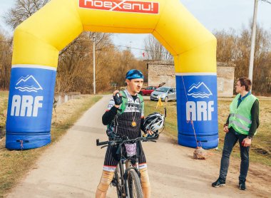 15 Nisan 2018, Krevo, Beyaz Rusya: Böcek Krevo, atletik bisikletçi yarış bitiş çizgisinde gelen iz