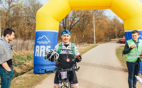 15 Nisan 2018, Krevo, Beyaz Rusya: Böcek Krevo, uygun bisikletçi yarış bitiş çizgisinde gelen iz