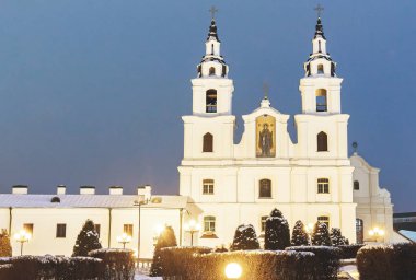 Şehirde kış akşamı Beyaz Ortodoks Kilisesi
