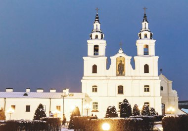 Şehirde kış akşamı Beyaz Ortodoks Kilisesi