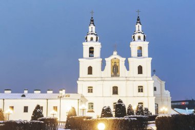 Şehirde kış akşamı Beyaz Ortodoks Kilisesi