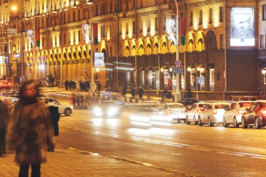 24 Aralık 2018 - Minsk, Beyaz Rusya: Akşam şehre, yol boyunca ışıkları ile akşam Street festivaller