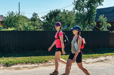 Mayıs 26-27, 2018 - Naliboki, Beyaz Rusya: All-Belarusça amatör maraton Naliboki, yol boyunca çalışan iki kadın