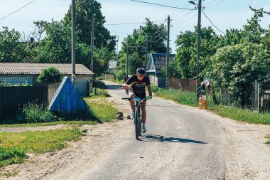 Mayıs 26-27, 2018 - Naliboki, Beyaz Rusya: All-Belarusça Amatör maraton Naliboki, adam bisiklet yolda yarış sırasında rides