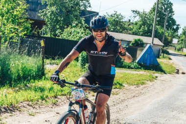 Mayıs 26-27, 2018 - Naliboki, Beyaz Rusya: All-Belarusça Amatör maraton Naliboki, adam bisiklet yolda yarış sırasında rides