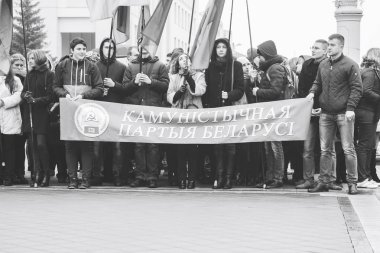 7 Kasım 2018 - Minsk, Beyaz Rusya: Yıldönümü, büyük Ekim sosyalist devrim, siyah ve beyaz atış grup insan ayakta bayrak ve afiş ile meydanında