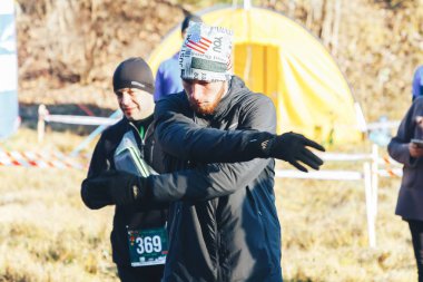 17 Kasım 2018 - Logoisk, Beyaz Rusya: Böcek-trail 8, Logoisk, kadın egzersiz forest yakınındaki yolda mı