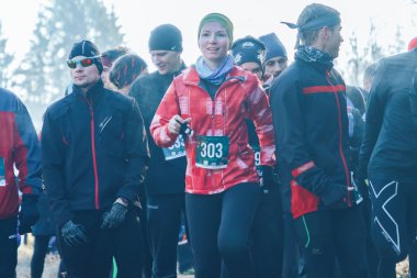 17 Kasım 2018 - Logoisk, Beyaz Rusya: Böcek-iz 8, Logoisk, bir grup insan ormanda çalıştıran