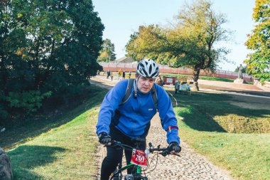 6 Ekim 2018 - Novogrudok, Beyaz Rusya: Castle Road, sporcu binicilik bisiklet yarış sırasında