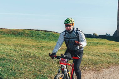 6 Ekim 2018 - Novogrudok, Beyaz Rusya: Castle Road, sporcu binicilik bisiklet yarış sırasında