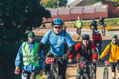 6 Ekim 2018 - Novogrudok, Beyaz Rusya: Castle Road, sporcular bisiklet yarışında yer alan ile