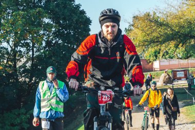 6 Ekim 2018 - Novogrudok, Beyaz Rusya: Castle Road, sporcular bisiklet yarışında yer alan ile