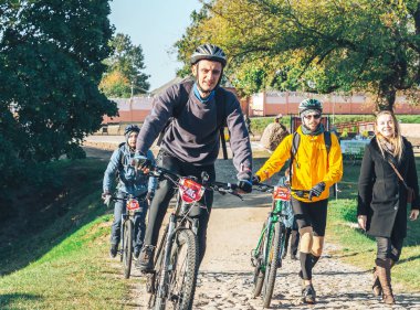 6 Ekim 2018 - Novogrudok, Beyaz Rusya: Castle Road, sporcular bisiklet yarışında yer alan ile