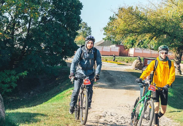 Octubre 2018 Novogrudok Bielorrusia Castle Road Deportistas Con Bicicletas Que — Foto de Stock