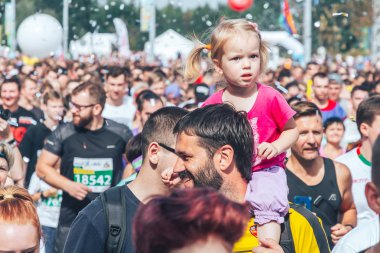 9 Eylül 2018 - Minsk, Beyaz Rusya: Yarım maraton Minsk 2018, caddeden aşağı çalışan insanların büyük grup