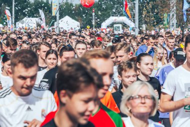 9 Eylül 2018 - Minsk, Beyaz Rusya: Yarım maraton Minsk 2018, caddeden aşağı çalışan insanların büyük grup