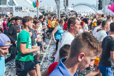 9 Eylül 2018 - Minsk, Beyaz Rusya: Yarım maraton Minsk 2018, caddeden aşağı çalışan insanların büyük grup