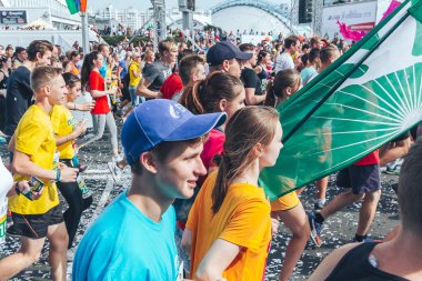 9 Eylül 2018 - Minsk, Beyaz Rusya: Yarım maraton Minsk 2018, uygun insanların caddeden aşağı çalışan büyük grup
