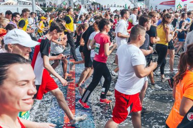 9 Eylül 2018 - Minsk, Beyaz Rusya: Yarım maraton Minsk 2018, caddeden aşağı çalışan sporcuların büyük grup