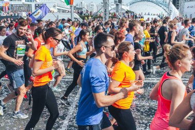 9 Eylül 2018 - Minsk, Beyaz Rusya: Yarım maraton Minsk 2018, caddeden aşağı çalışan sporcuların büyük grup