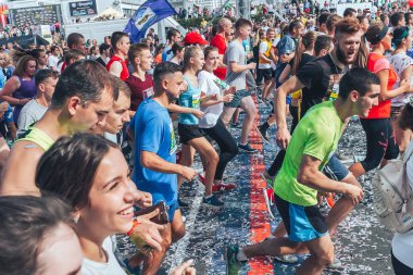 9 Eylül 2018 - Minsk, Beyaz Rusya: Yarım maraton Minsk 2018, sportif insanların caddeden aşağı çalışan büyük grup