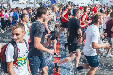 9 Eylül 2018 - Minsk, Beyaz Rusya: Yarım maraton Minsk 2018, sportif insanların caddeden aşağı çalışan büyük grup