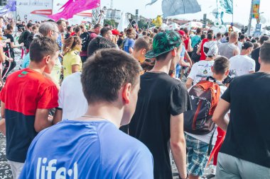9 Eylül 2018 - Minsk, Beyaz Rusya: Yarım maraton Minsk 2018, sportif insanların caddeden aşağı çalışan büyük grup