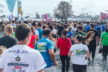 9 Eylül 2018 - Minsk, Beyaz Rusya: Yarım maraton Minsk 2018, sportif insanların caddeden aşağı çalışan büyük grup
