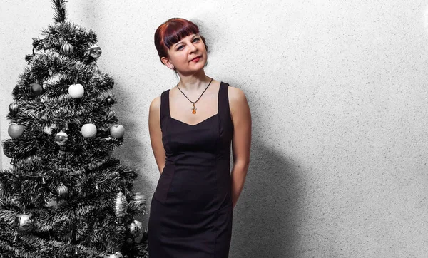 Retrato Mujer Adulta Vestido Negro Pie Cerca Del Árbol Navidad — Foto de Stock