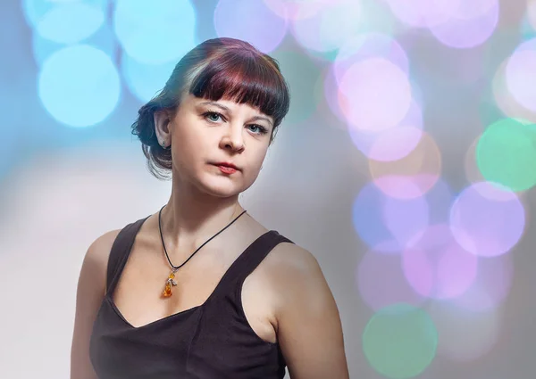 Retrato Mujer Adulta Vestido Negro Con Bokeh Colorido — Foto de Stock