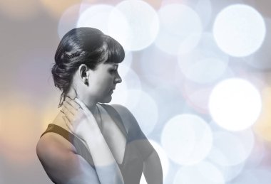 siyah arka plan üzerinde güzel bokeh ile poz içinde yetişkin kadın portresi