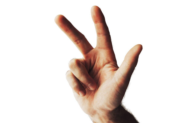обрезанный снимок руки, показывающий три изолированных пальца на белом
