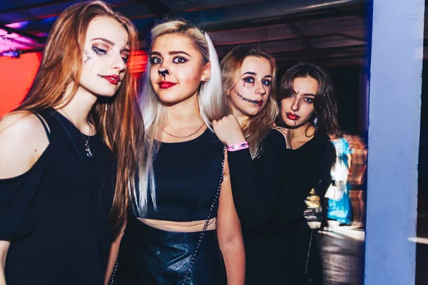 2017 ミンスク ベラルーシ アート スペース パーティー専用のハロウィーン ハロウィーン パーティーで楽しんで若い女性のグループに — ストック写真