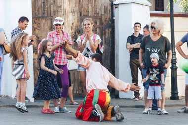 4 Ağustos 2018 - Minsk, Beyaz Rusya: Sokak şenlikleri akşam şehirde. adam sokakta insanların önünde dans Palyaço Kostüm