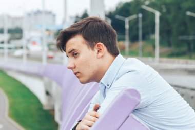 düşünceli şık genç yan görünüm Köprüsü'nde uzağa arıyorsunuz