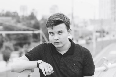 şık genç kamera köprü üzerinde seyir siyah beyaz portre