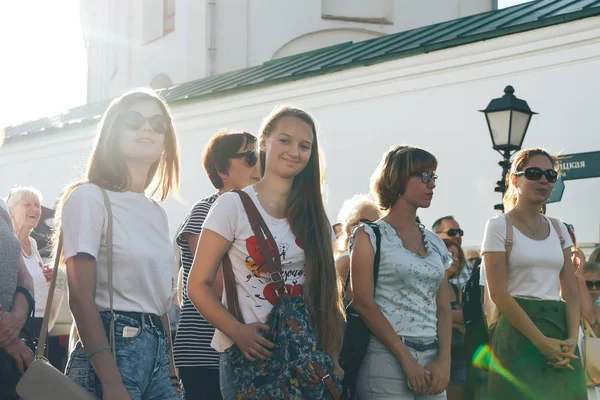 4 Ağustos 2018 - Minsk, Beyaz Rusya: Sokak şenlikleri akşam şehirde. sokakta duran izleyiciler