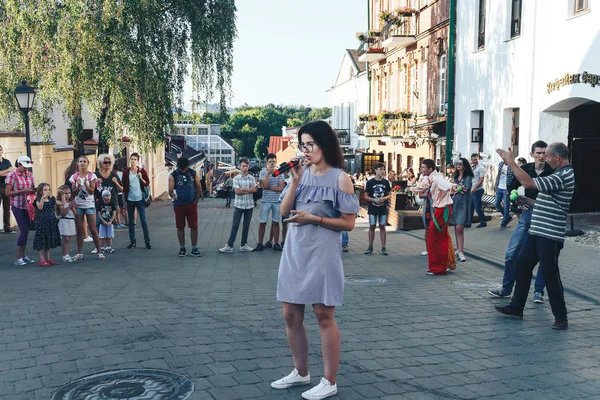 Julho 2018 Minsk Bielorrússia Mulher Com Microfone Fica Rua Frente — Fotografia de Stock