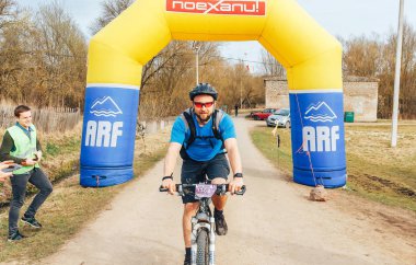 15 Nisan 2018 - Krevo, Beyaz Rusya: Böcek Krevo, iz Bisiklet adam şişme kapıdan sürücüler