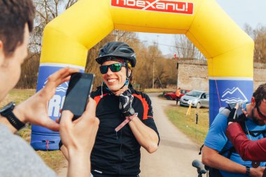 15 Nisan 2018 - Krevo, Beyaz Rusya: Böcek Krevo, şişme arch yakınındaki Bisikletleri ile ayakta erkekler iz