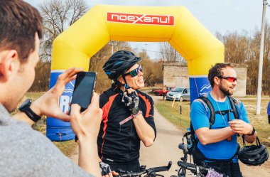 15 Nisan 2018 - Krevo, Beyaz Rusya: Böcek Krevo, şişme arch yakınındaki Bisikletleri ile ayakta erkekler iz