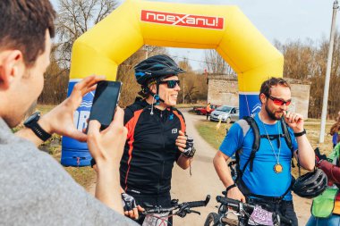 15 Nisan 2018 - Krevo, Beyaz Rusya: Böcek Krevo, şişme arch yakınındaki Bisikletleri ile ayakta erkekler iz