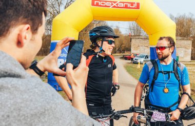 15 Nisan 2018 - Krevo, Beyaz Rusya: Böcek Krevo, şişme arch yakınındaki Bisikletleri ile ayakta erkekler iz