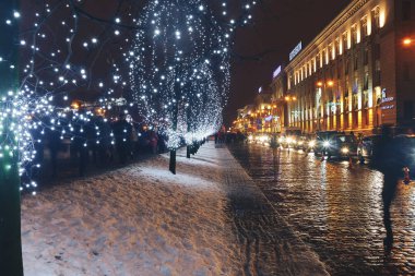 24 Aralık 2018 - Minsk, Beyaz Rusya: Akşam şehre, yol boyunca ışıkları ile akşam Street festivaller