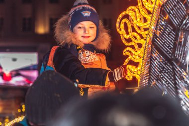 29 Aralık 2018 - Minsk, Beyaz Rusya: Şehir Meydanı'yeni yıl kutlamaları, küçük çocuk parlayan atına oturur